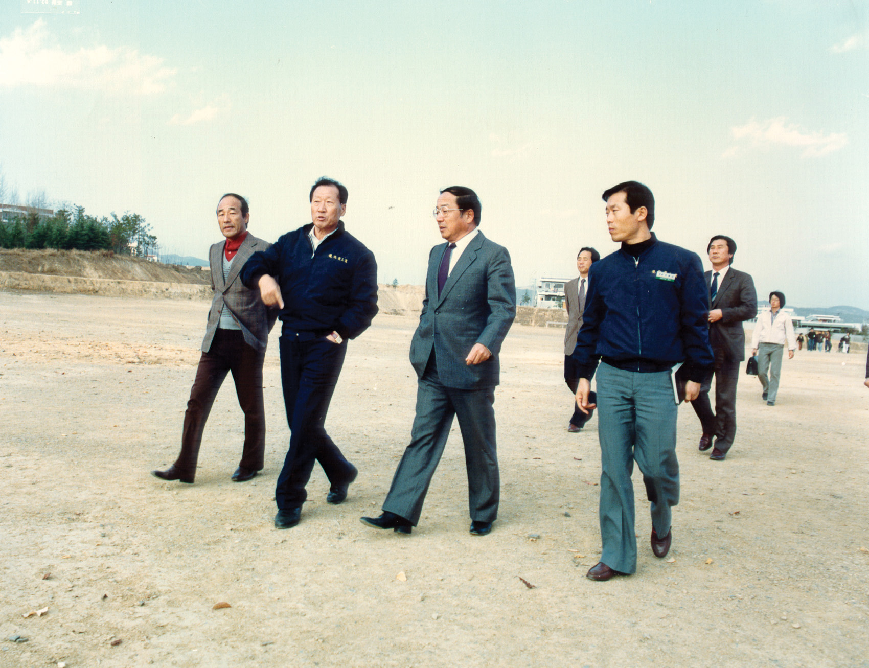 2-9. 정주영 이사장 신설 운동장 방문(1983. 11. 25.)