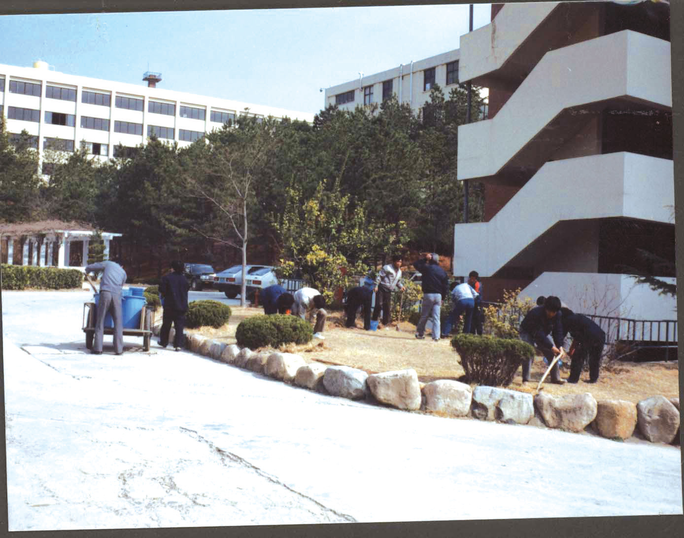 2-11. 교내 식목 행사(1988. 03. 31.)