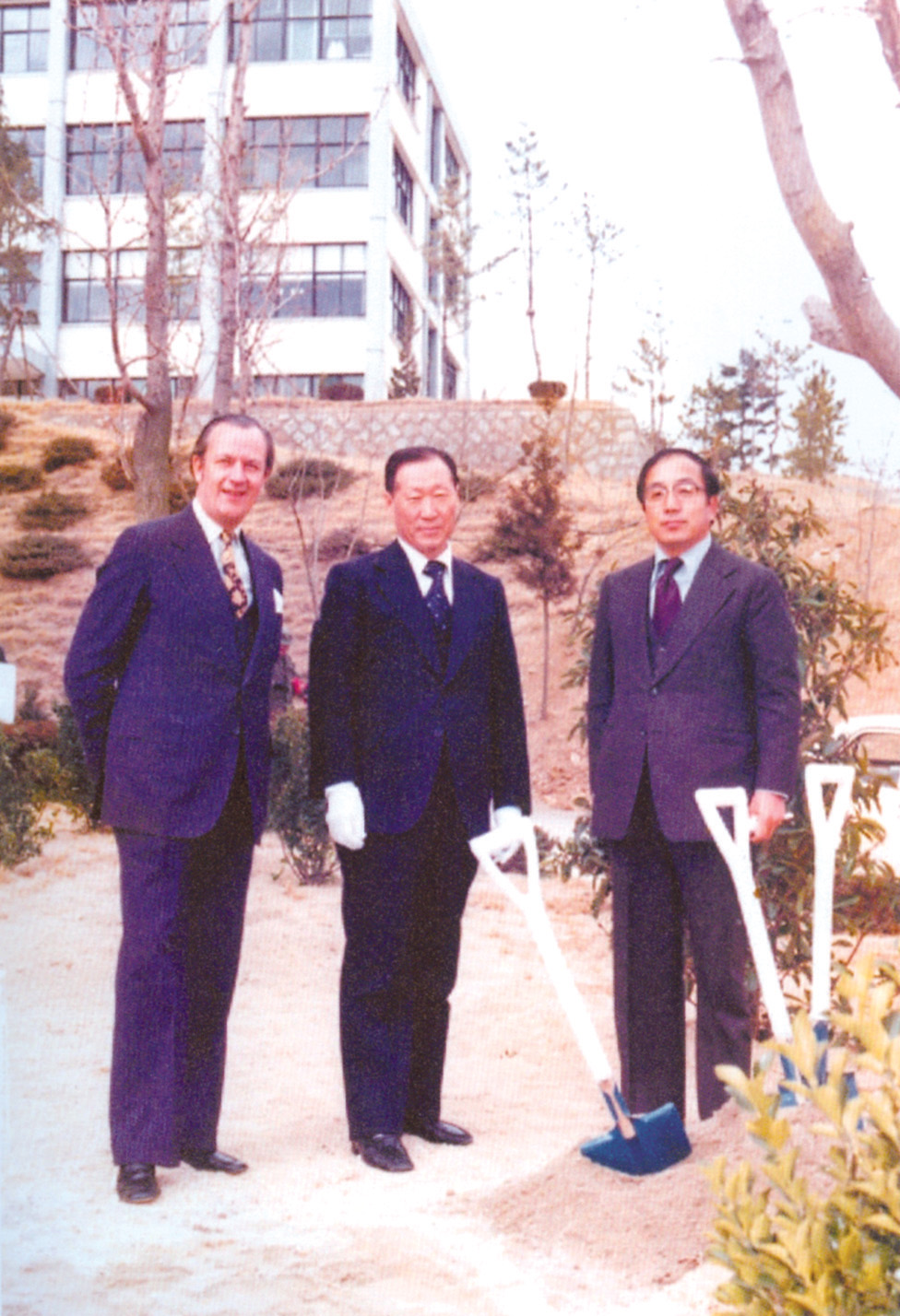 1-12. 본관 준공기념 식수(1978)