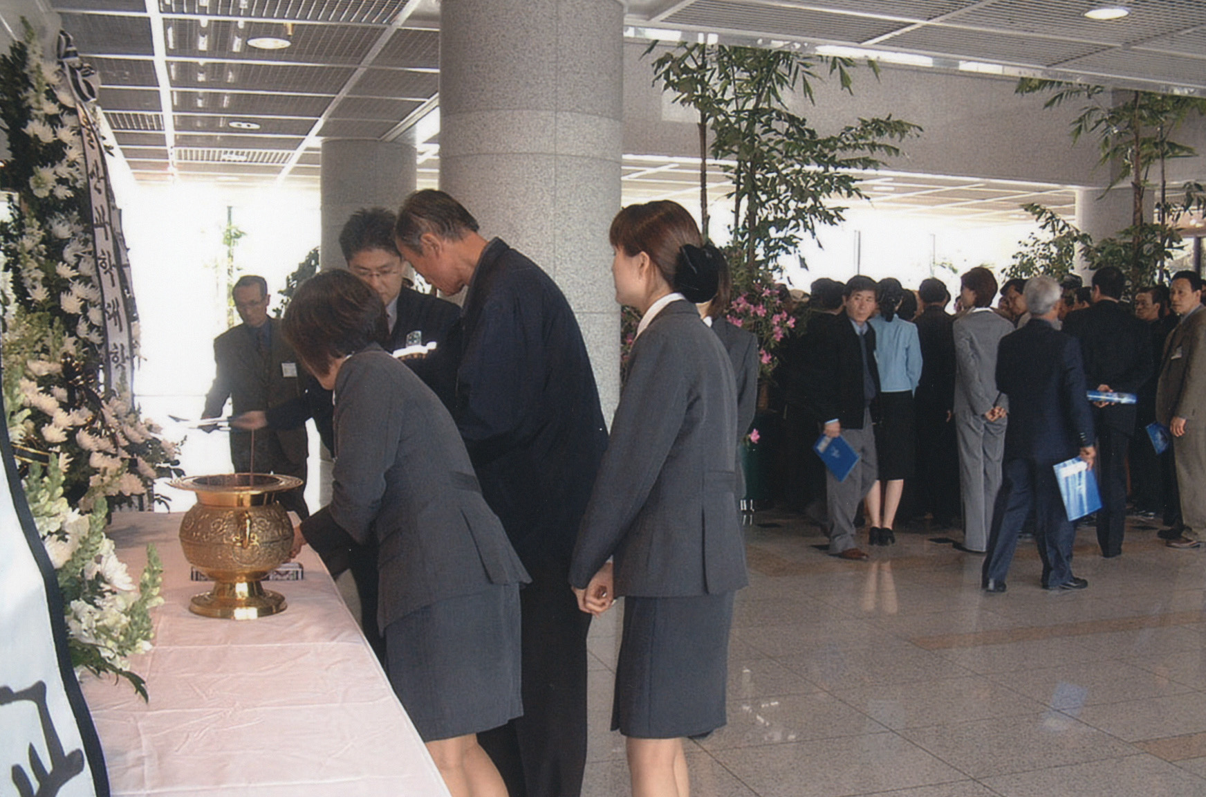 4-4. 설립자 故 아산 정주영 1주기 추도식(2002. 03. 21.)
